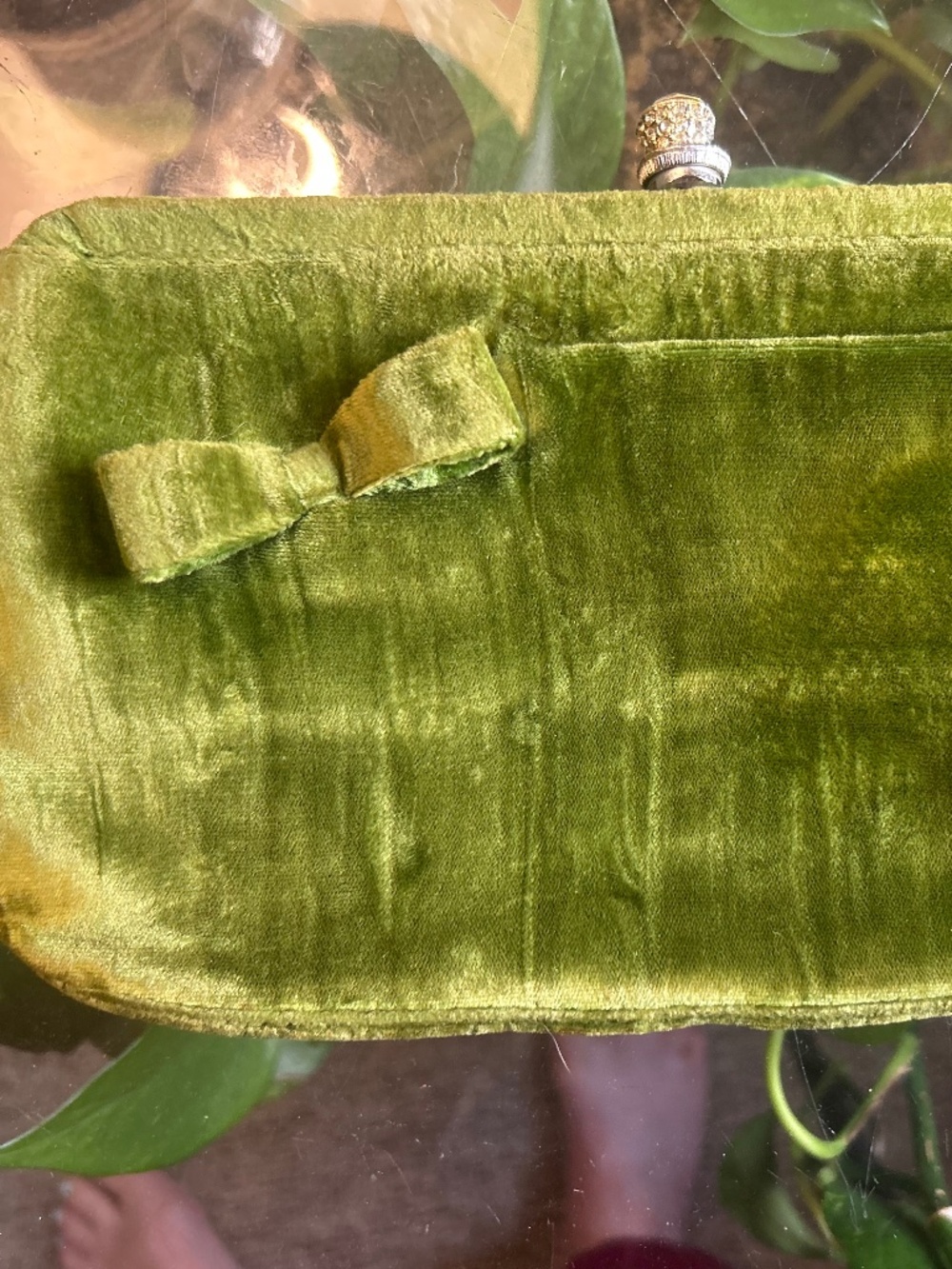 VINTAGE -‘70’sGreen Velvet Kiss Lock Clutch Satin Lined Bow Accent Interior Zip